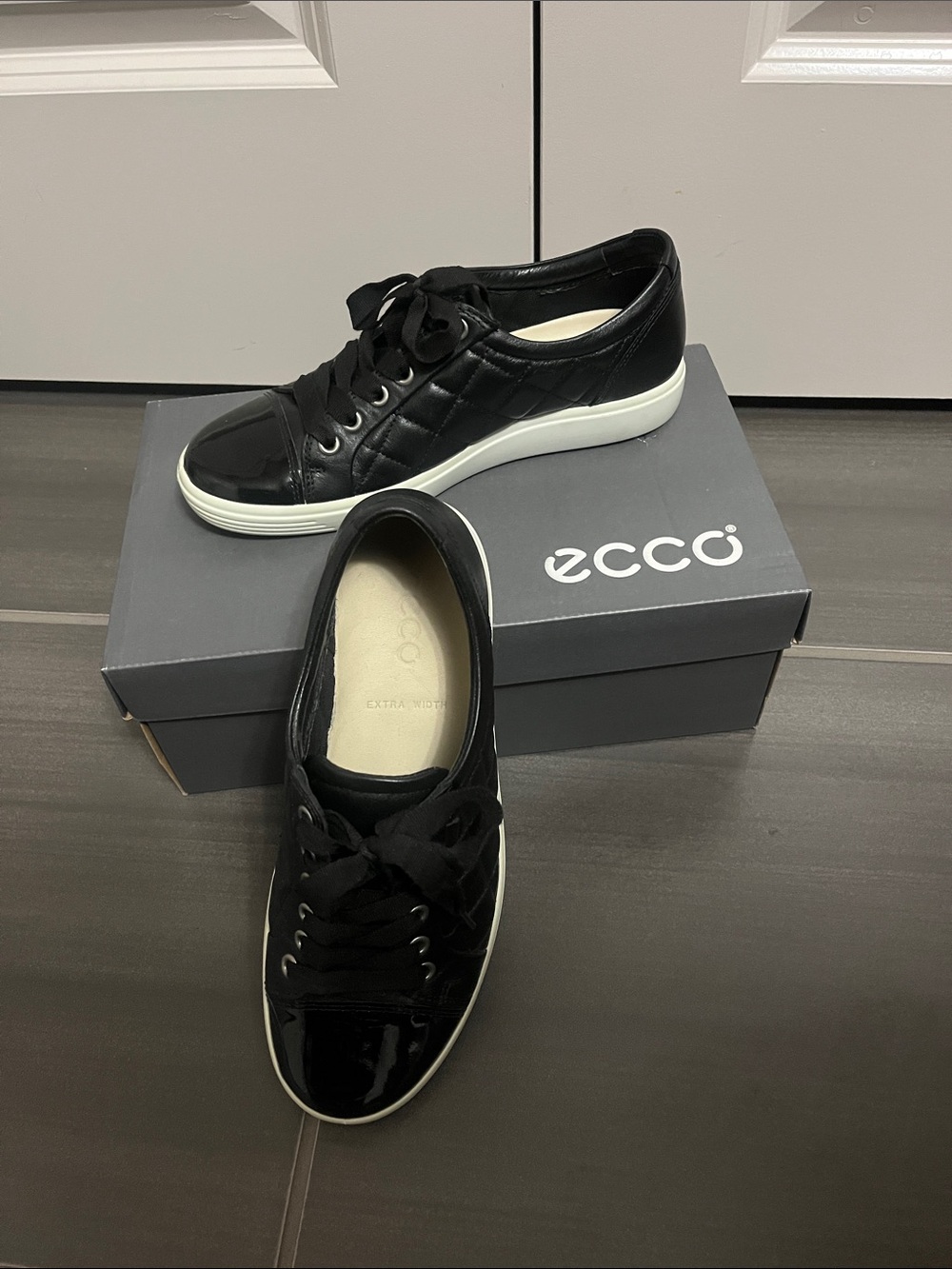 NWT Ecco Black Quilted Leather Lace up Shoe with Neutral Insole
